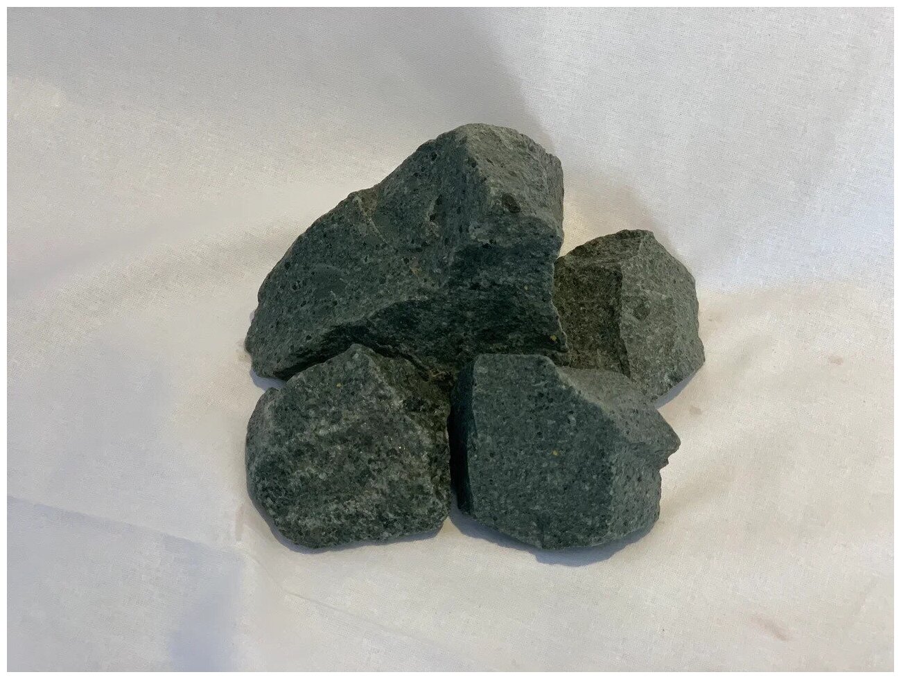 Камень для печи в баню и сауну ERKKIA "Базальт" колоты, средняя фракция (ведро 10 кг) - фотография № 3