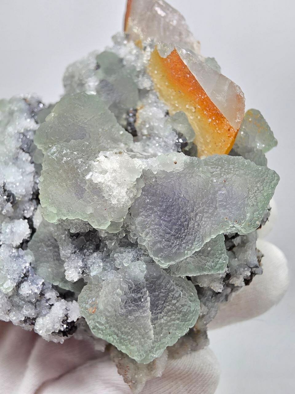 Флюорит с кальцитом и кварцем 102 мм, 461 г. — фото 1