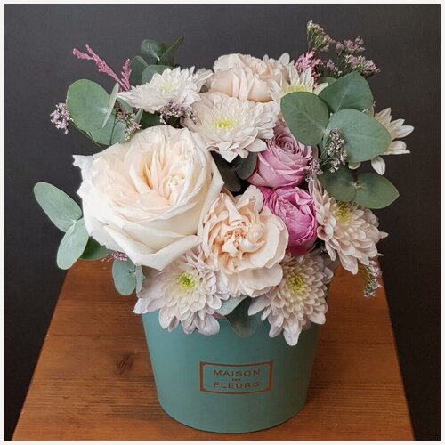 Изображение товара Цветы в мятной коробке с ароматной розой "Вайт охарой" и пастельной хризантемой, MINI