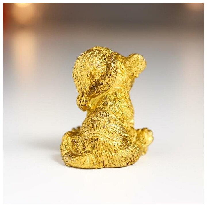 Сувенир полистоун "Золотой тигрёнок в колпаке/шарфике с игрушками" микс 4,2х3,5х3,5 см - фотография № 5
