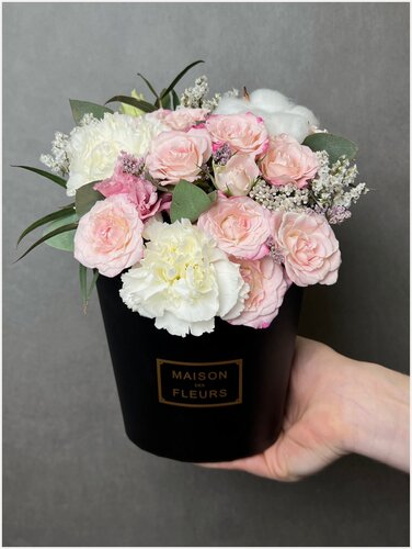 Изображение товара Композиция, цветы в черной коробке MINI с кустовой розой, хлопком, диантусом и эвкалиптом