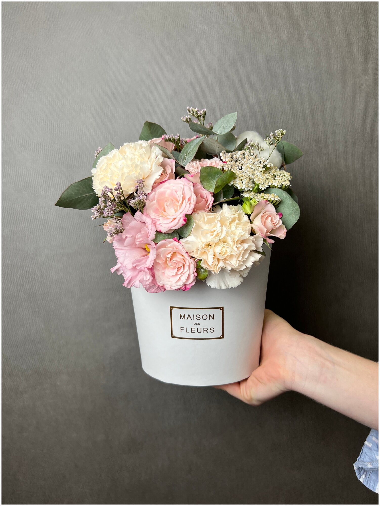 Цветы в белой коробке MAXI, с кустовой розой, диантусом и эвкалиптом