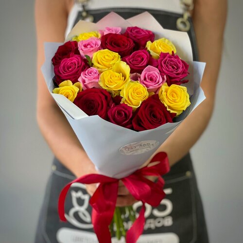 Изображение товара Букет из 21 яркой розы 50 см в стильной упаковке. «365 Поводов» - живые цветы с доставкой