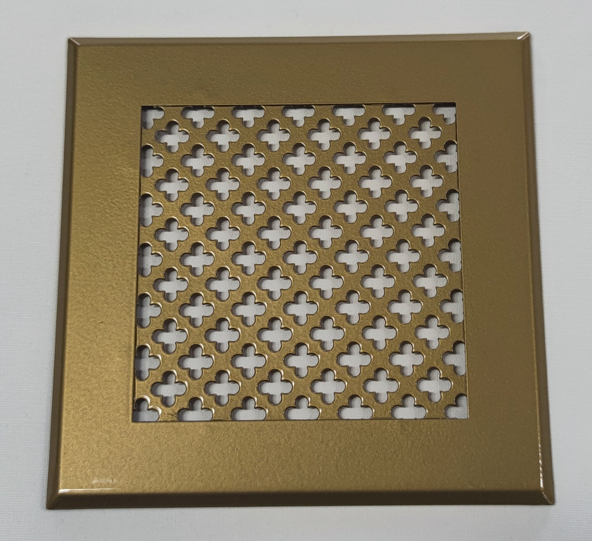 Решетка Плоская с подгибом Штамп 150х150мм  на магнитах  перфорация Цветок 10мм  Золото 