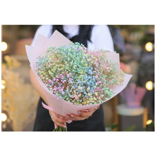 Букет живых цветов с разноцветной гипсофилой