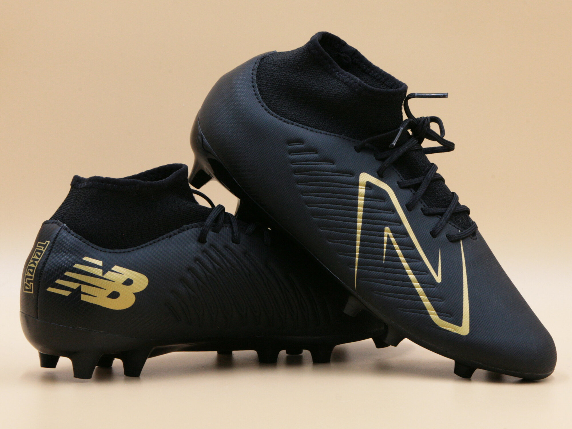 Бутсы New Balance Tekela v4 Magique FG, размер 12 US / 46.5 EUR, черный, золотой