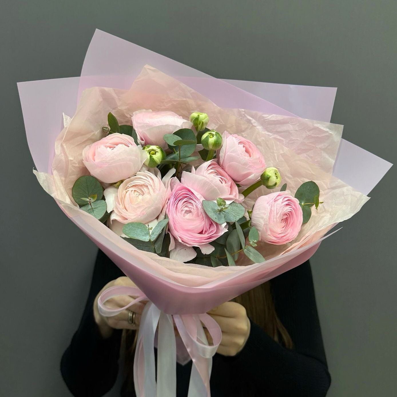 Букет из 7розовых ранункулюсов с ветками ароматноо эвкалипта