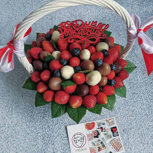 Изображение товара Подарочный набор Mklubni клубника в шоколаде со свежей клубникой и голубикой, в корзине, размер M, номер 2