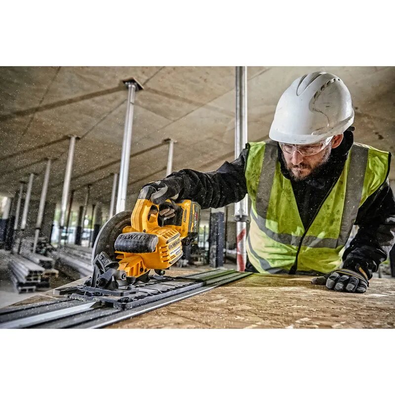 Пила дисковая аккумуляторная DeWALT DCS579NT-XJ — фото 1