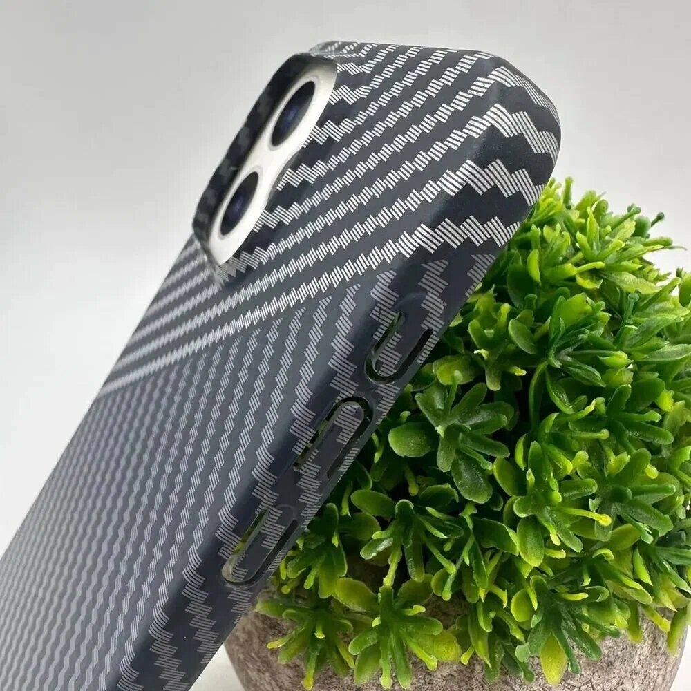 Защитный чехол с карбоновой текстурой для iPhone 14 Pro Max тонкий ударопрочный — фото 1