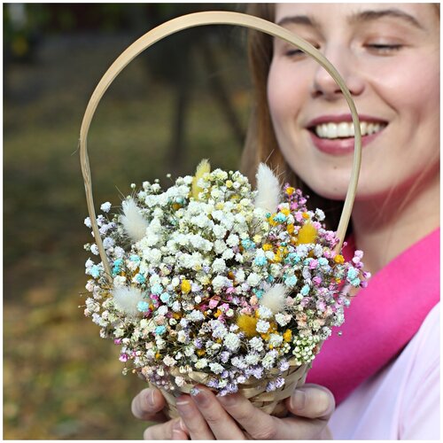 Композиция с живой радужной гипсофилой в корзинке 53