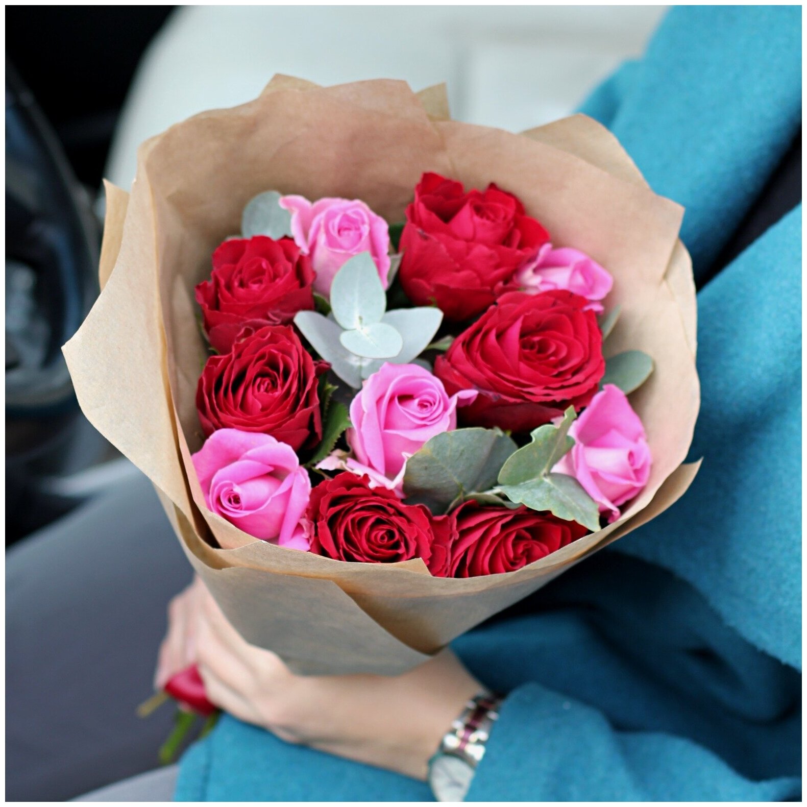 Букет роз розовых и красных микс с эвкалиптом 9шт