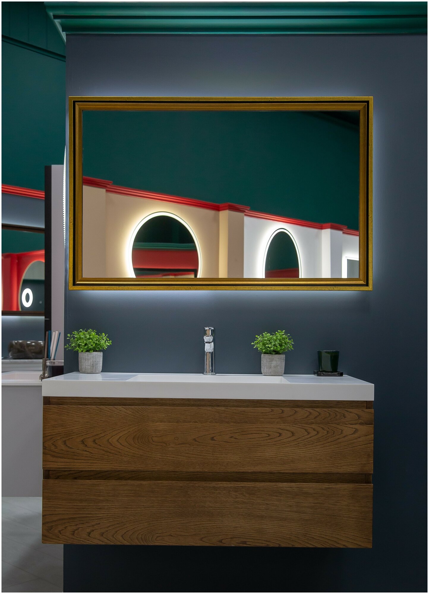 Зеркало настенное с подсветкой парящее прямоугольное 110*70 см в золотой раме с патиной для ванной холодный свет 6000 К сенсорное управление
