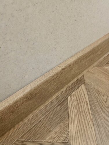 Изображение товара Плинтус напольный пластиковый DECONIKA 1,10 м, высота 70 мм, цвет Дуб рустик, 10 штук.