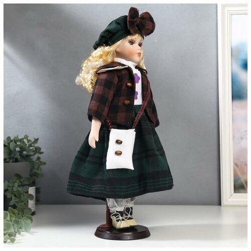 фото Кукла коллекционная керамика "блондинка с кудрями, юбка в синюю клетку и берет" 40 см нет бренда