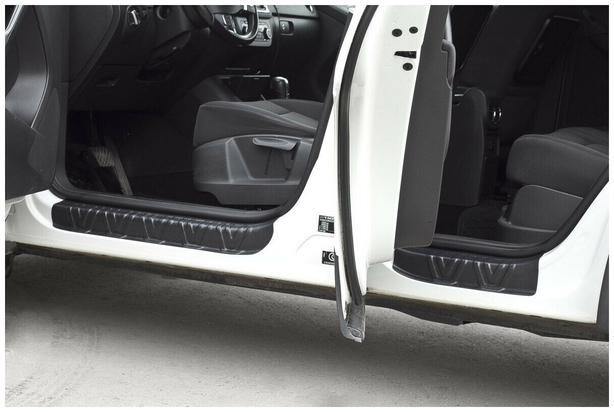 Накладки на внутренние пороги дверей Volkswagen Tiguan 2011-2015