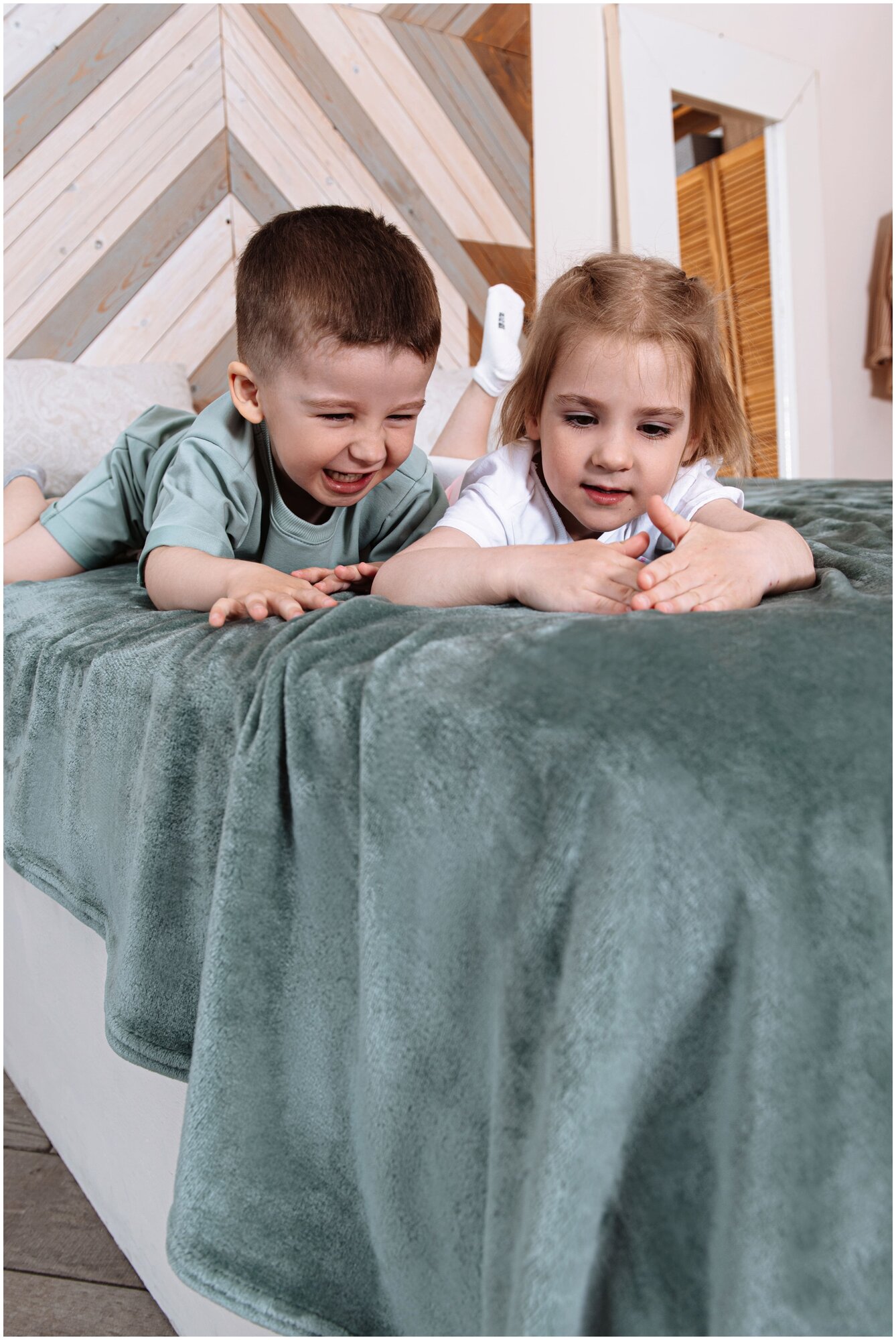 Плед VAFFLA 150х200 см покрывало на кровать полутороспальный велсофт флисовый детский на диван в подарок