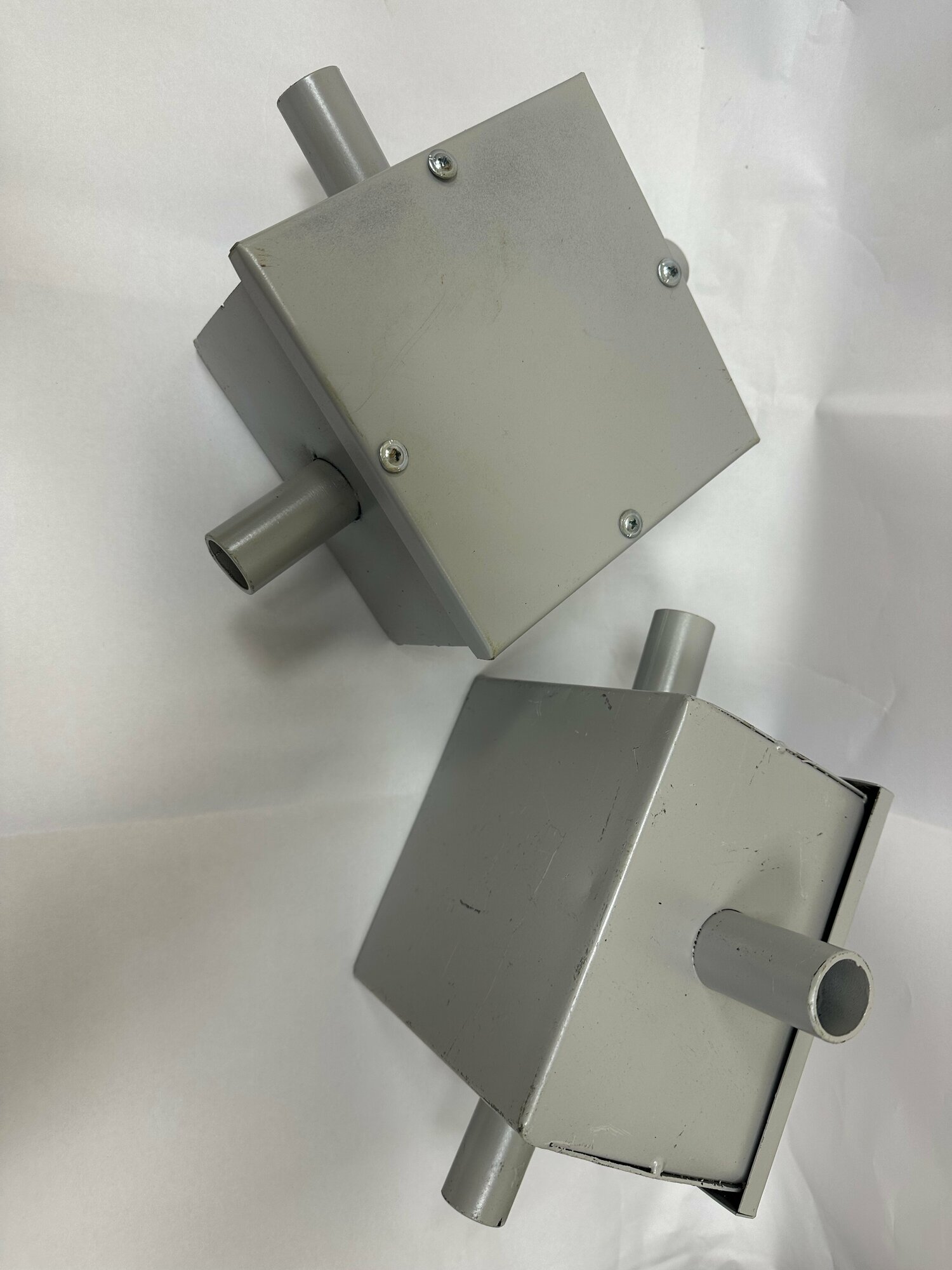 Коробка огнестойкя металлическая 15,5*15,5 с 3-мя выходами