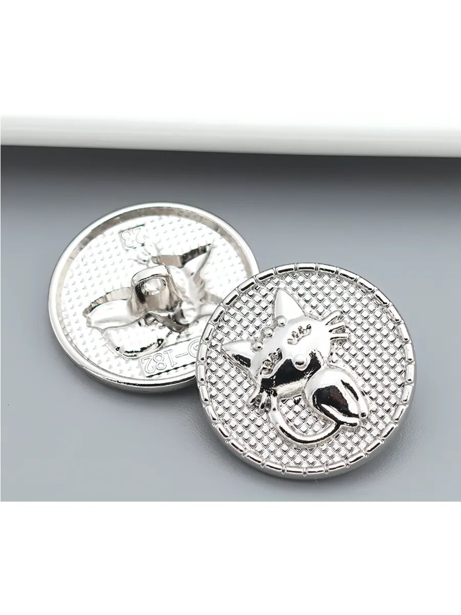 Набор серебристых металлических пуговиц