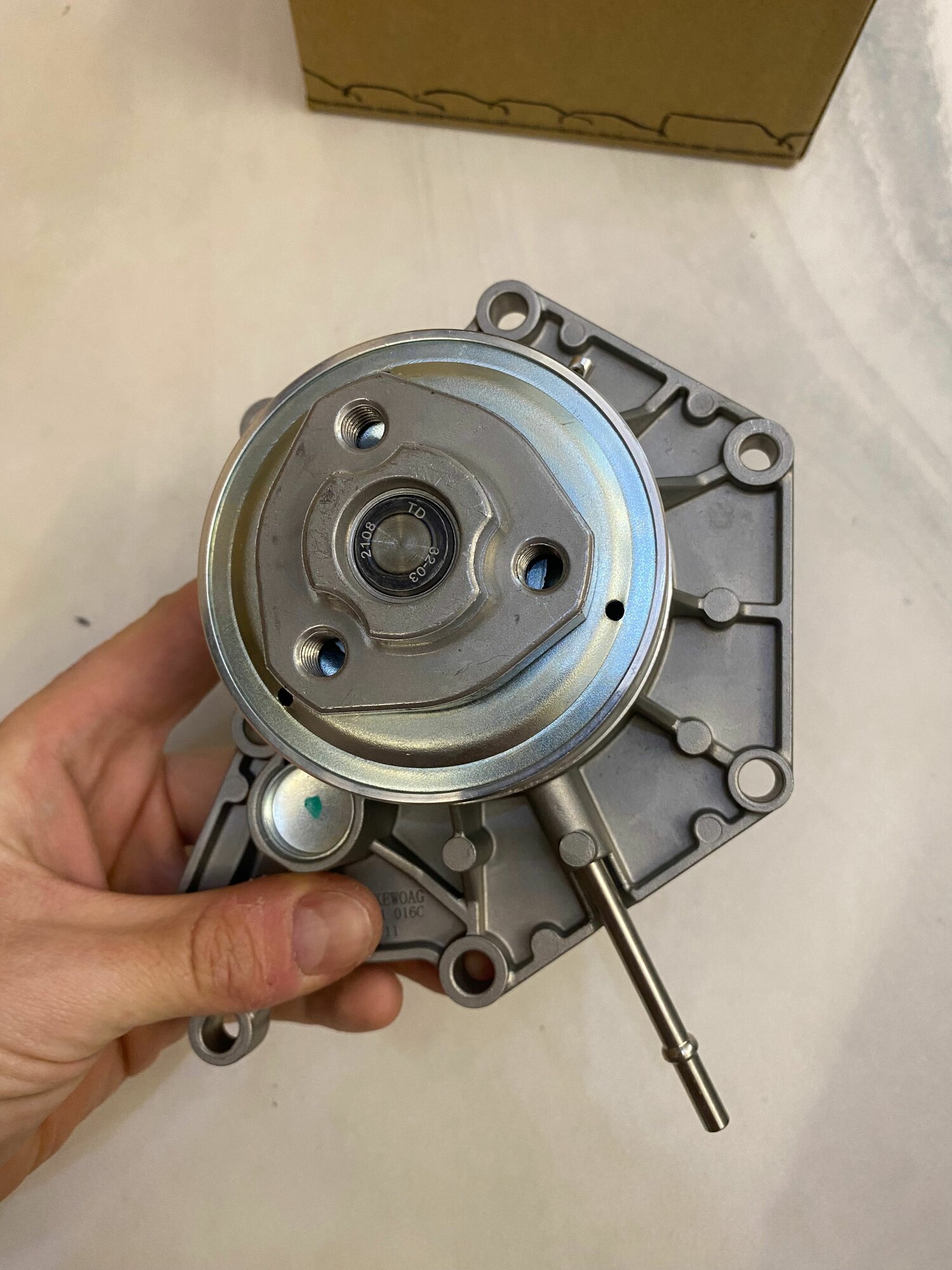 Насос водяной со штуцером VAG 06E 121 018 H