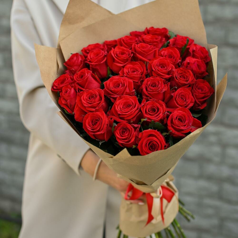 Букет 31 красная роза в оформлении крафтом и атласной лентой