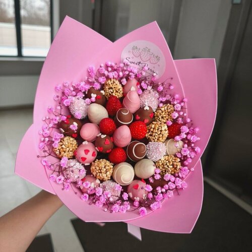 Изображение товара Букет из Гипсофилы с добавлением клубники маленького калибра (сорт "Земляника") в шоколаде - "Мечта"