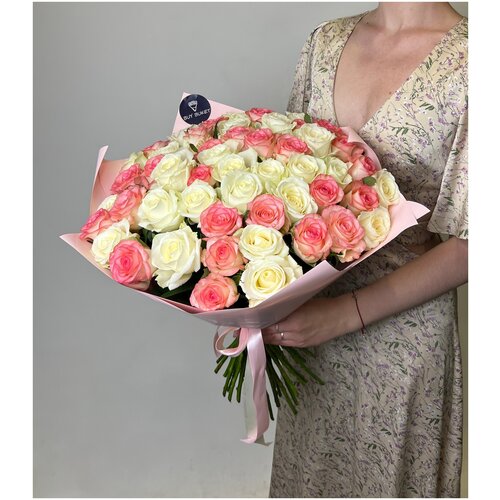 Букет из белой и розовой розы Джумилия 50см 45 шт