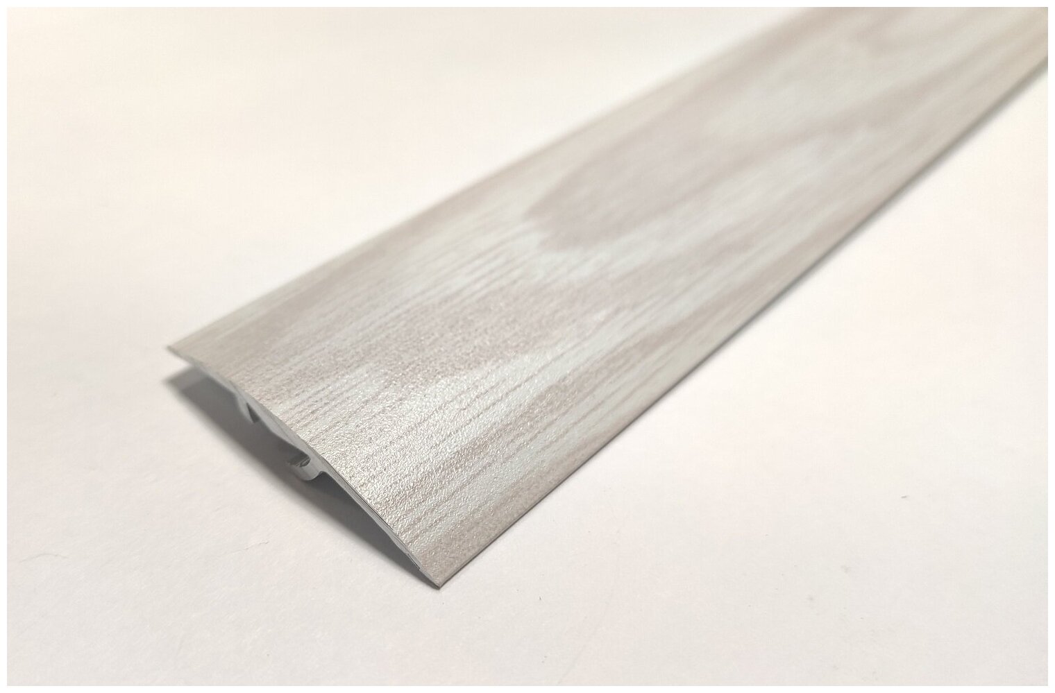 фото Порог со скрытым креплением разноуровневый, ширина 43мм, длина 1,8м, Стык с дюбелем 43 мм 1,8 ясень серый