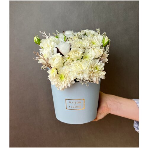 Композиция, цветы в голубой коробке MAX с кустовой хризантемой, хлопком, диантусом и белой кустовой розой
