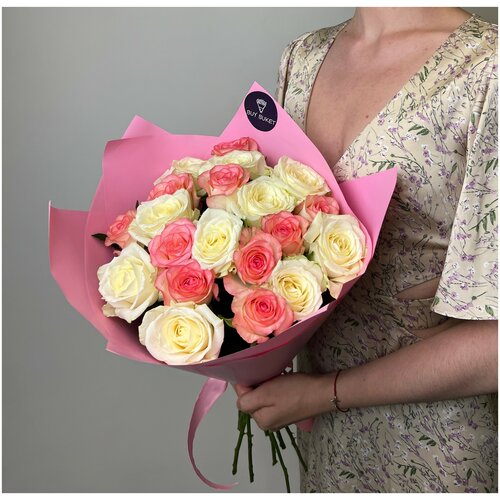 Букет из 21 белой и розовой розы Джумилия 50см