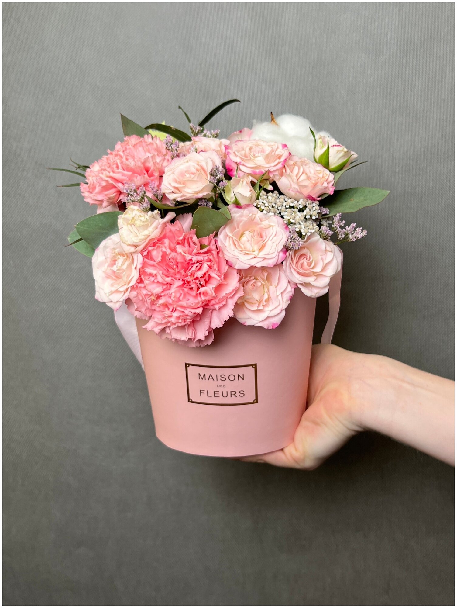 Композиция, цветы в розовой коробке MINI с кустовой розой, хлопком, диантусом и эвкалиптом