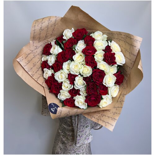 Букет из микса красной и белой розы 60см 61 шт