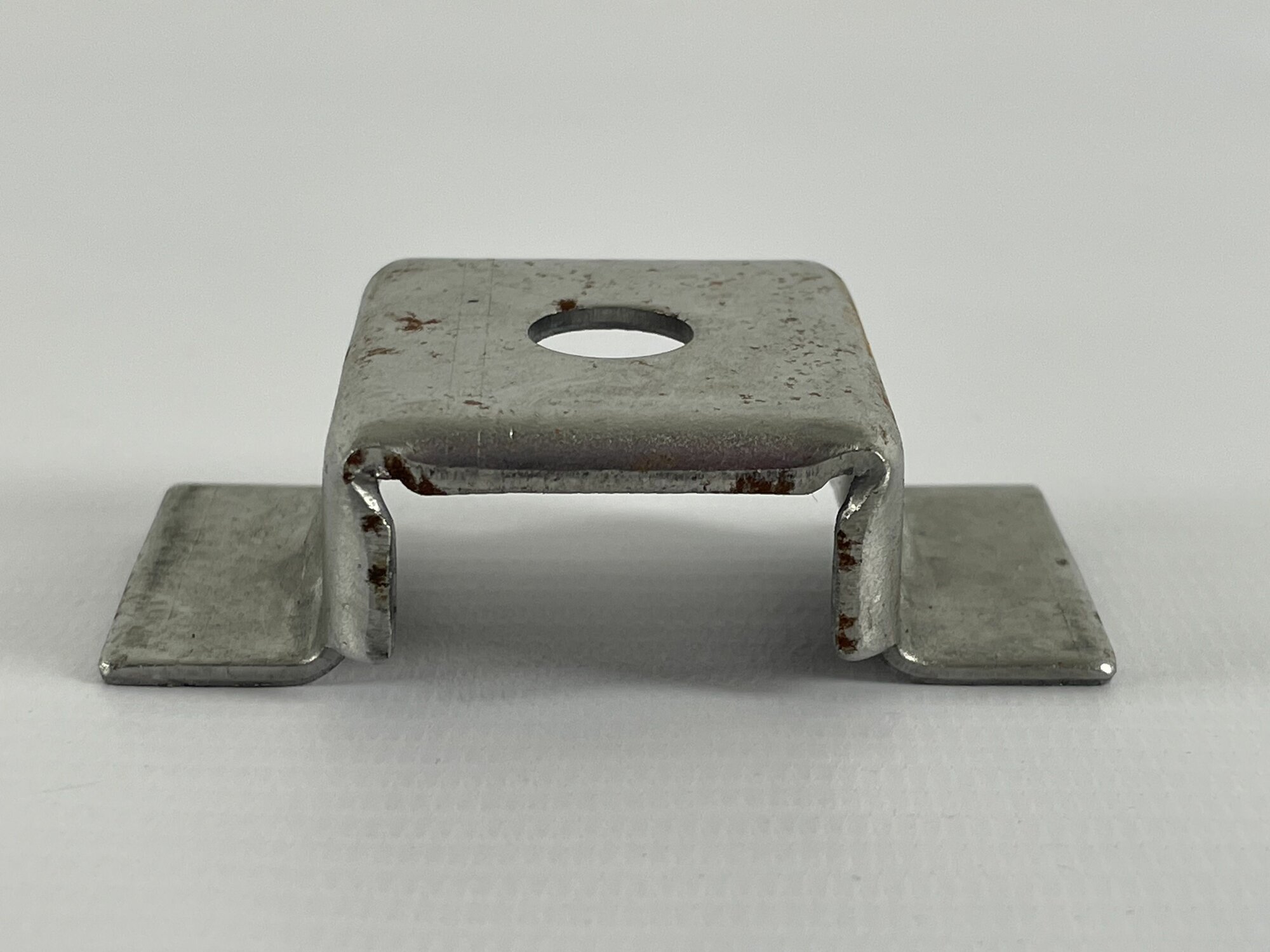 фото Кронштейн крепления трубы поддерживающей запасного колеса для ВАЗ 2121-21213-21214 Лада Нива Урбан, Бронто, Легенд (Lada Niva Urban, Bronto, Legend)