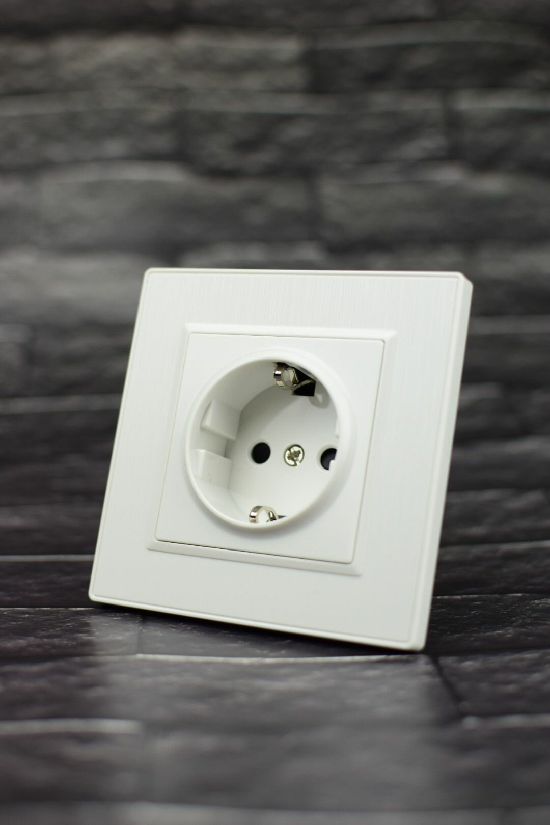 фото Розетка черная одинарная пластик