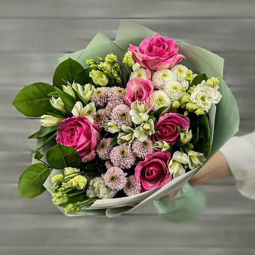 Изображение товара Букет "Букет Маркет", хризантемы, розы, лизиантусы, оберточная бумага, 48 см