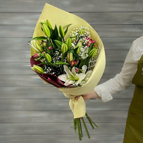 Изображение товара Букет "Букет Маркет", из лилий, альстромерий и гипсофил, оберточная бумага