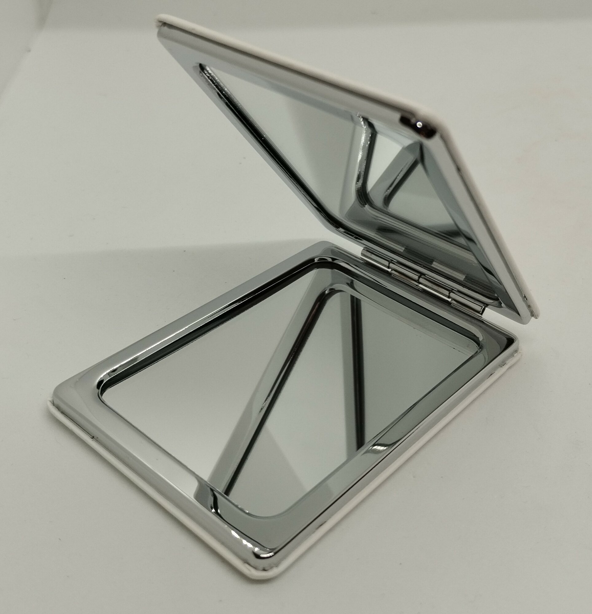 Зеркало кожаное, прямоугольное "Две чёрные кошки с сердечками ", двустороннее — фото 1