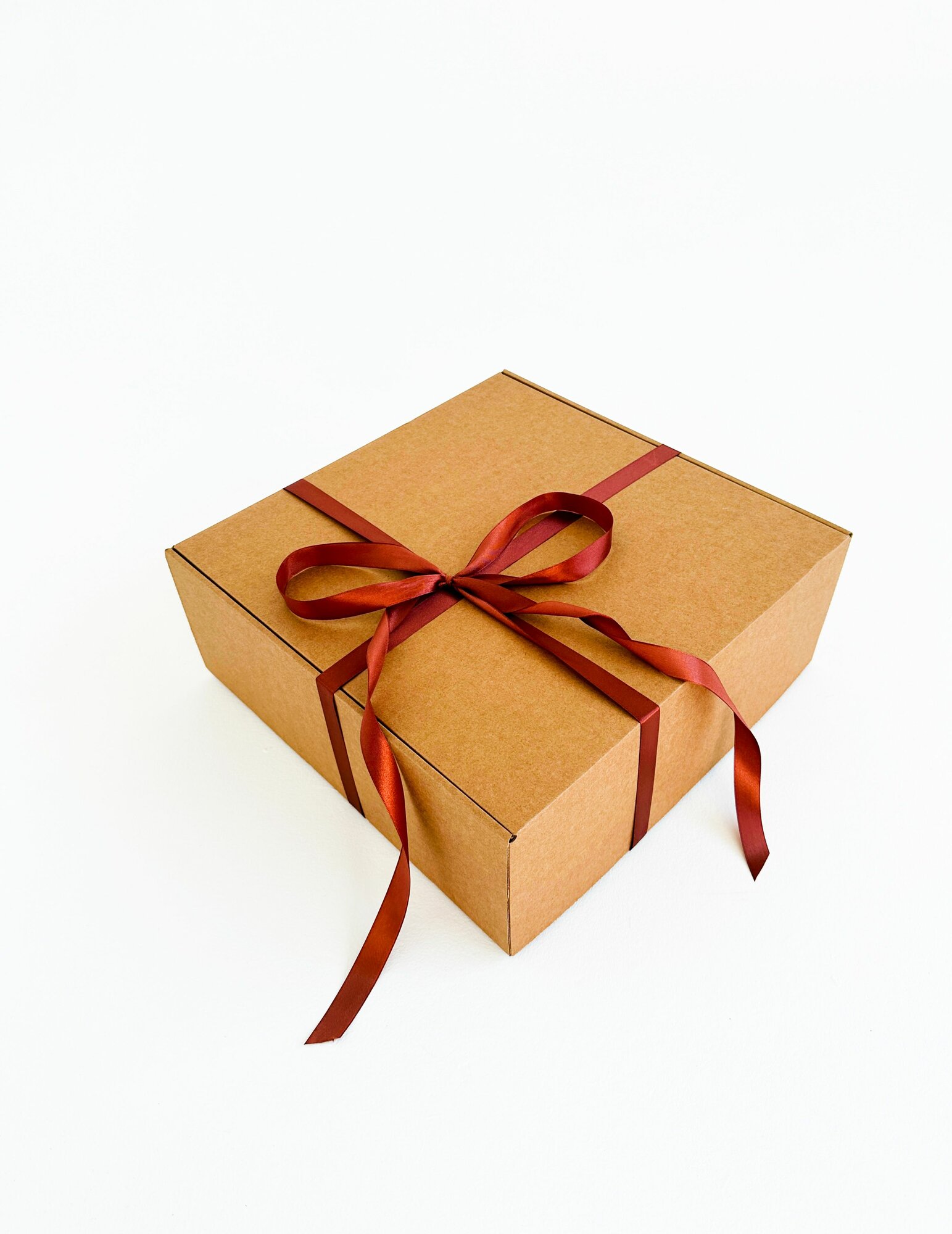 Подарочная коробка GILEV 37х37х14см с коричневой лентой