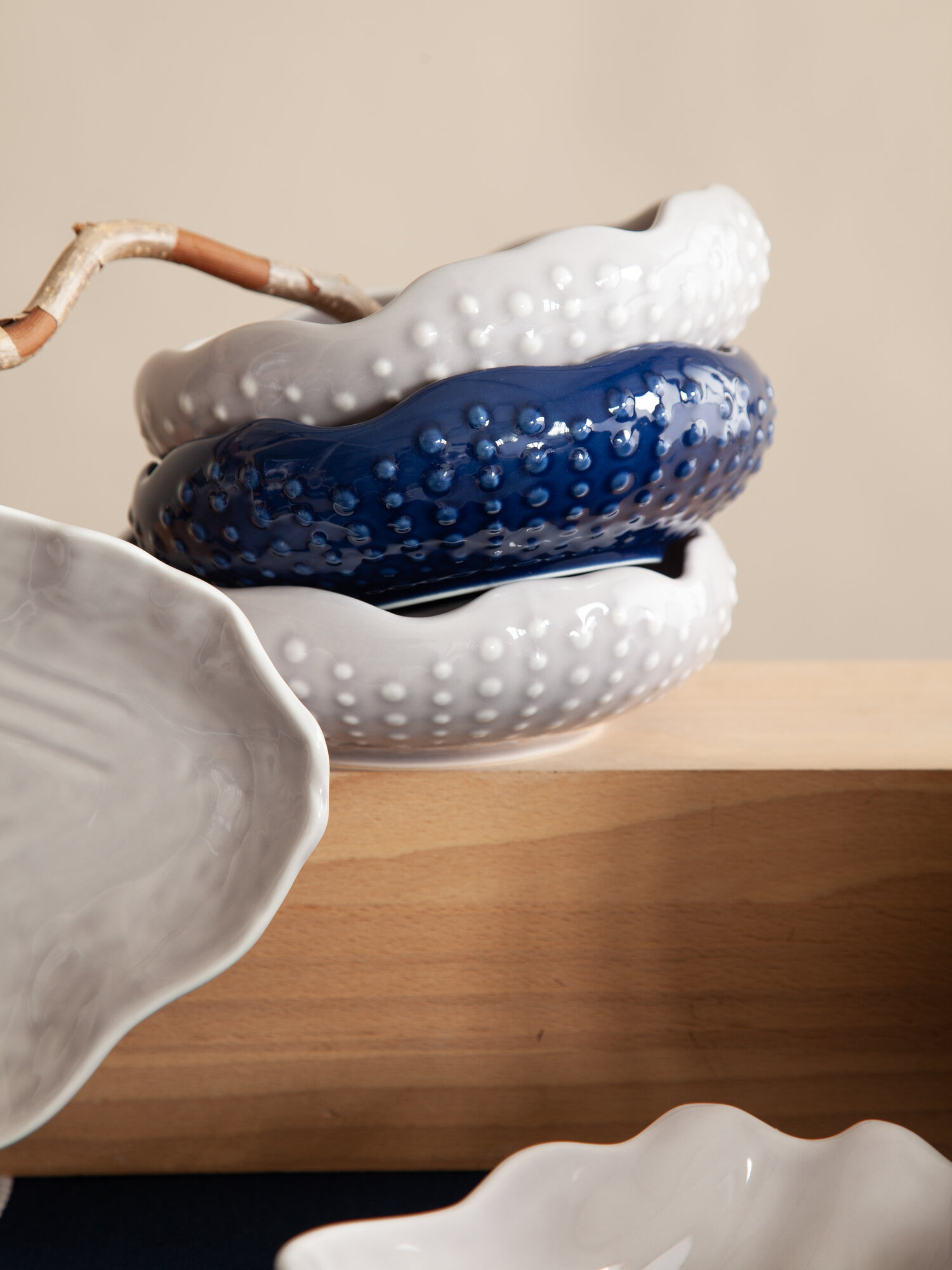 Картинки Набор из 2 сервировочных тарелок Corals фарфоровые пиалы синего цвета Sea treasures Tkano TK25-TW_SRV0001