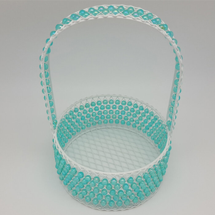 фото Корзина круглая из бирюзовых прозрачных бусин на метал каркасе 16*6/23 см