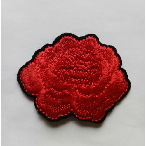 Термоаппликация, нашивка роза красного цвета(6смх4,5см)