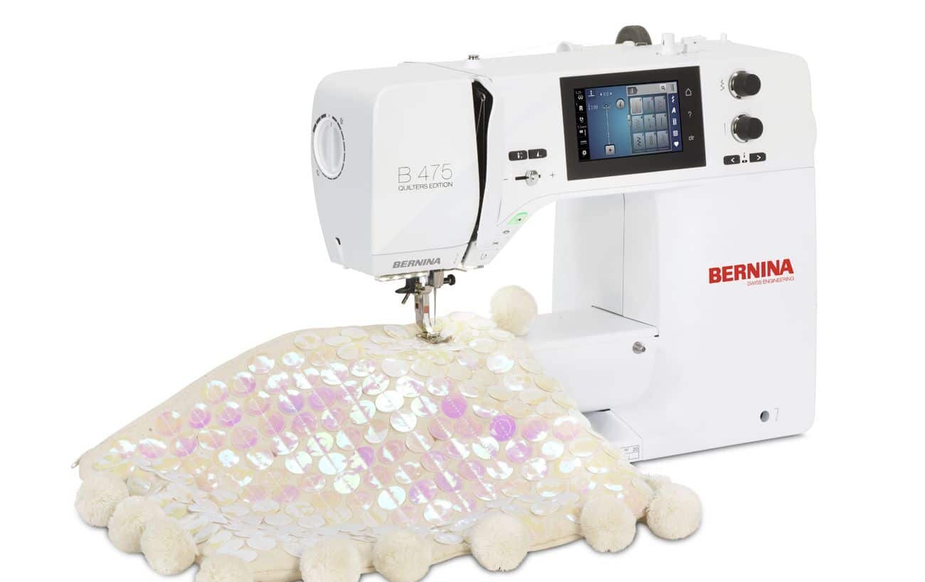 BERNINA B 475 Расширенная комплектация и дополнительные операции делают Bernina 475QE идеальной для квилтинга. Быстрый вертикальный челнок и множество строчек с возможностью редактирования обеспечат простую и качественную работу .