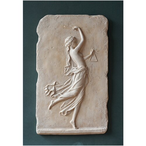 Менада с треугольником