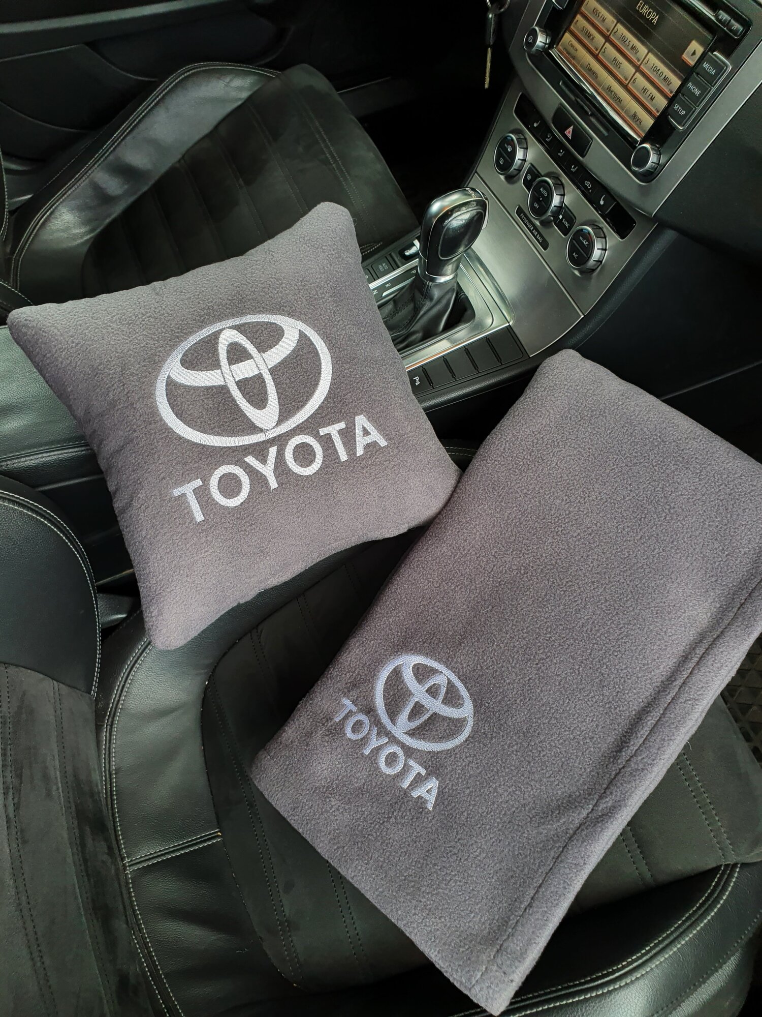 Автомобильная подушка 30х30 см и плед 150х150см с вышивкой логотипа "Toyota" цвет серый