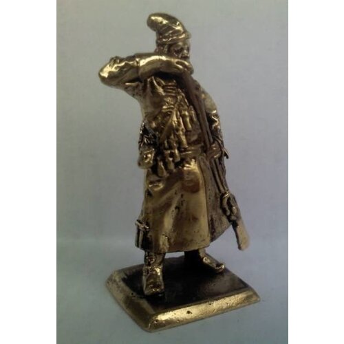 Бронзовая статуэтка Стрелец, заражающий пищаль (серия Стрельцы 17-го века)