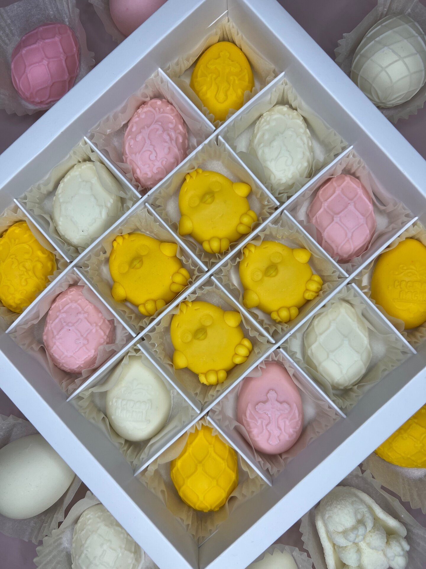 фото Шоколадные яйца "Набор №8 - 12 яйц и 4 цыпы из белого шоколада"