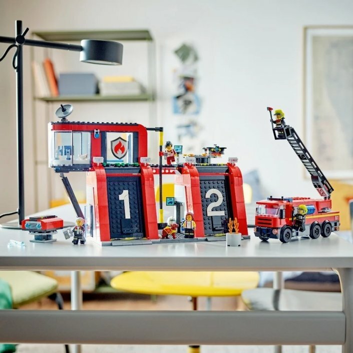 Конструктор LEGO City 60414 Пожарная часть с машиной, 843 дет. — фото 1