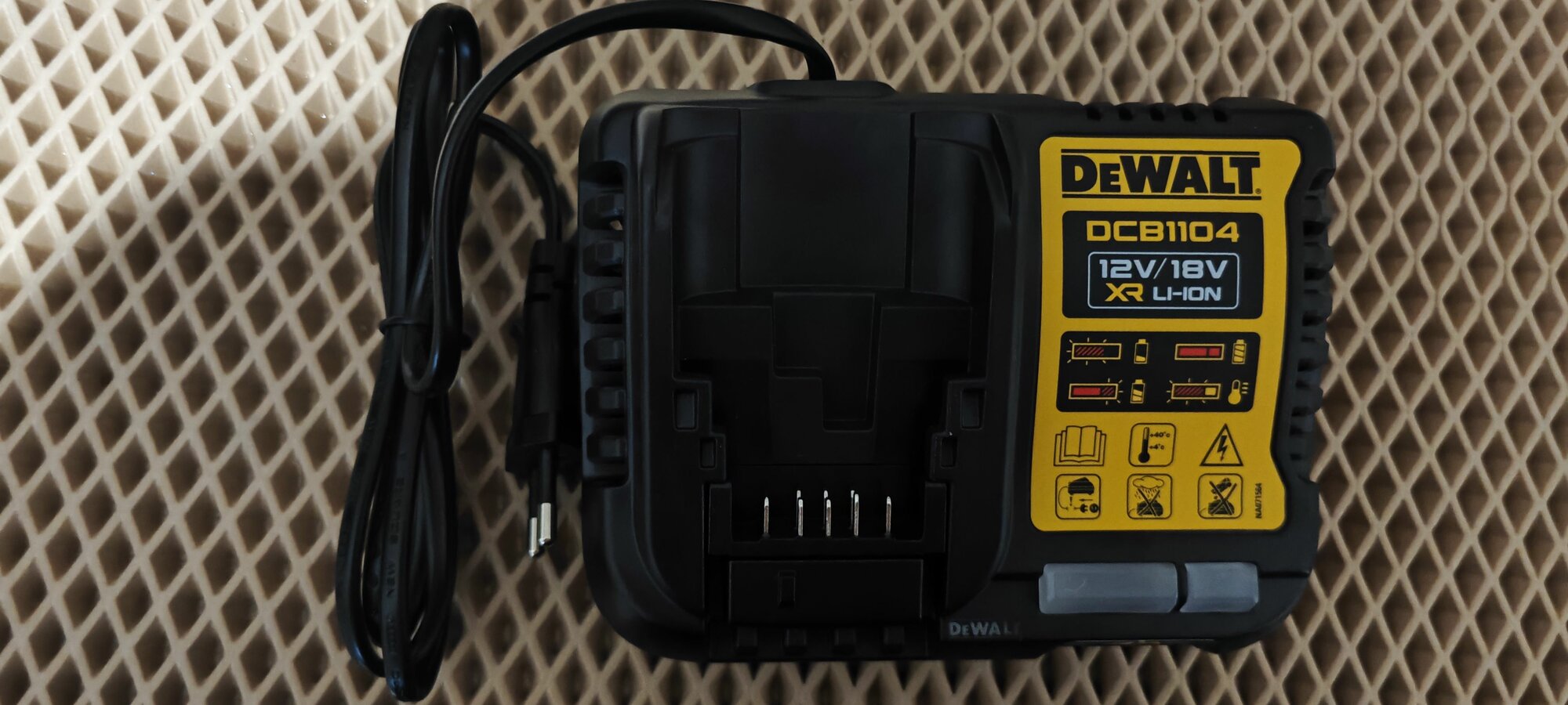 Аккумуляторная дрель-шуруповерт DeWalt DCD800E1T - фото №9