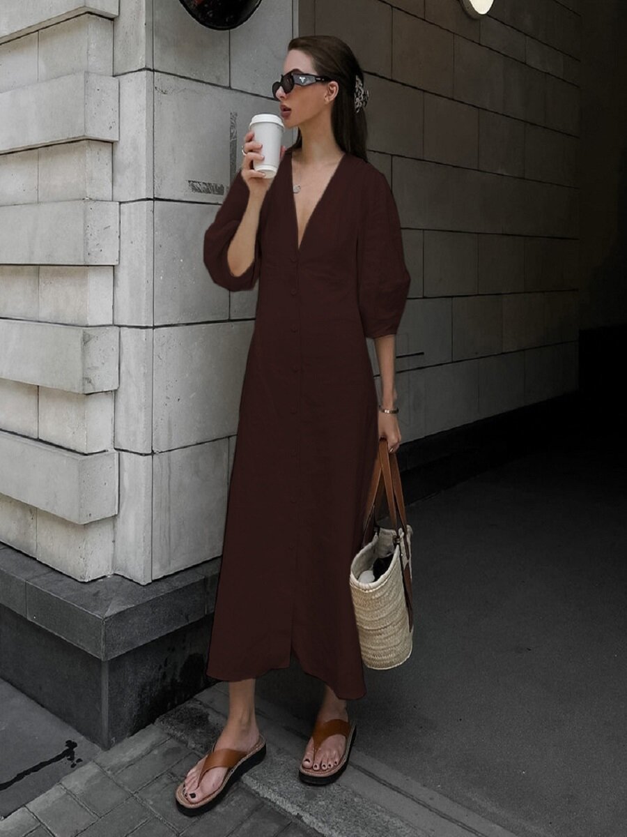 Льняное платье на шнуровке в стиле французского минимализма с V-образным вырезом и пышными рукавами