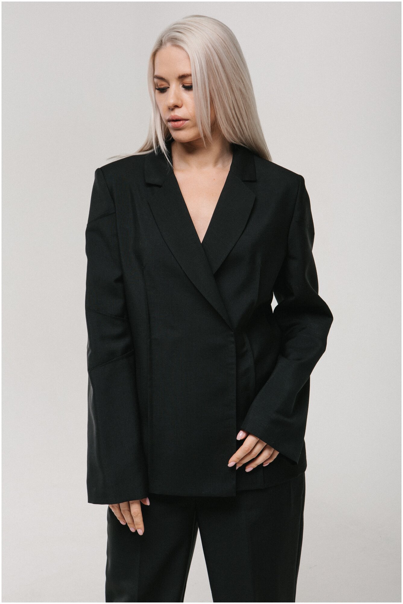 Пиджак черный с защипами 